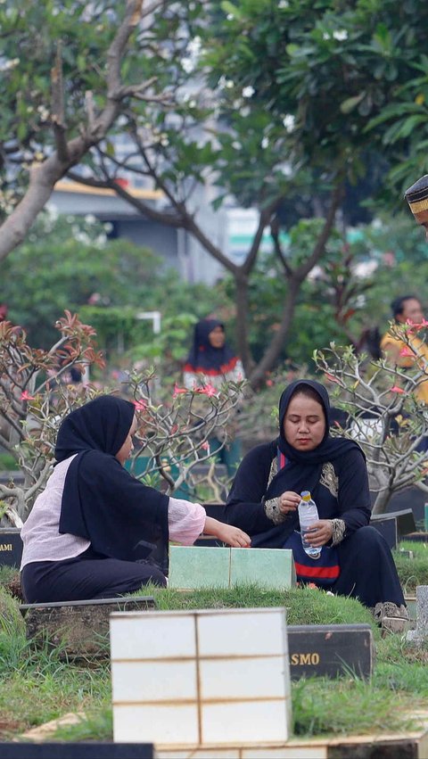Peziarah saat berdoa di samping makam keluarga di TPU Karet Bivak, Jakarta, Minggu (10/3/2024). Foto: Liputan6.com / Herman Zakharia