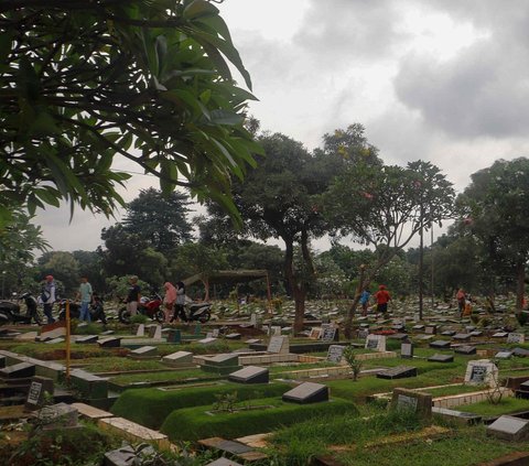 Peziarah saat ramai mendatangi makam keluarga untuk berdoa menjelang bulan Ramadan di TPU Karet Bivak, Jakarta, Minggu (10/3/2024). Foto: Liputan6.com / Herman Zakharia