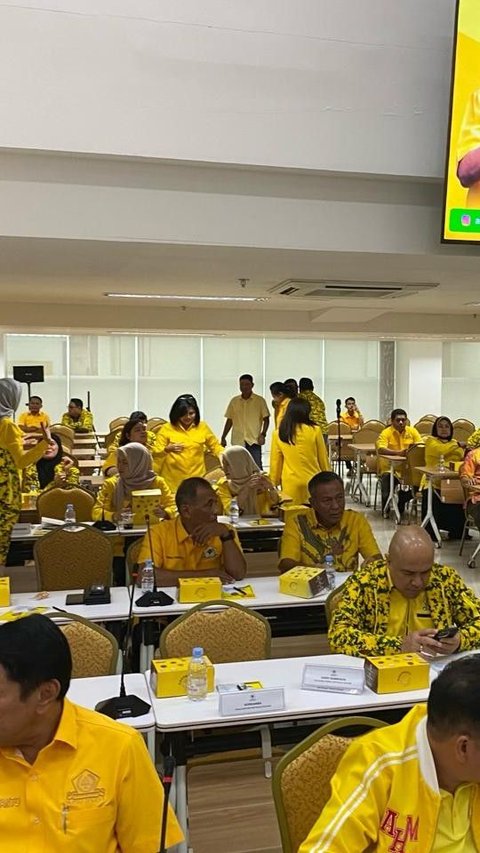 Potret Airlangga Duduk Sebelah Bamsoet saat Rapat di Tengah Isu Munas Golkar