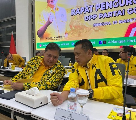 Potret Airlangga Duduk Sebelah Bamsoet saat Rapat di Tengah Isu Munas Golkar