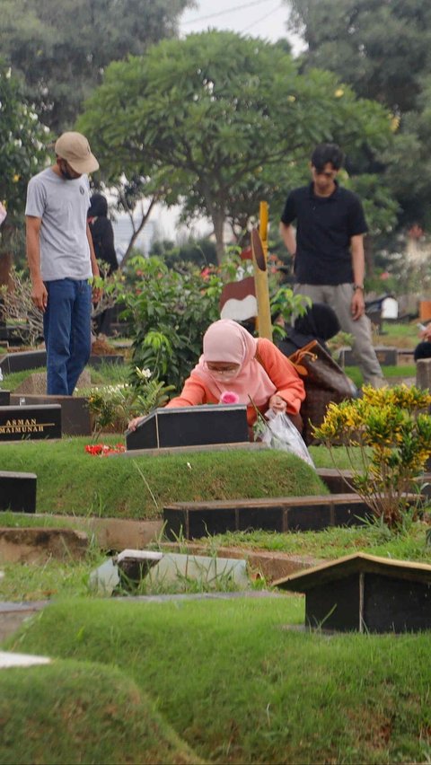 FOTO: Tradisi Ziarah Kubur Jelang Ramadan, TPU Karet Bivak Ramai Didatangi Warga