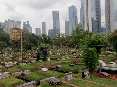 FOTO: Tradisi Ziarah Kubur Jelang Ramadan, TPU Karet Bivak Ramai Didatangi Warga