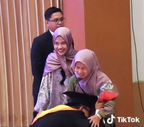 Touching Moment of a Child of a Quran Teacher Graduating from Airlangga University S2, Prostrating at the Feet of His Mother During Graduation