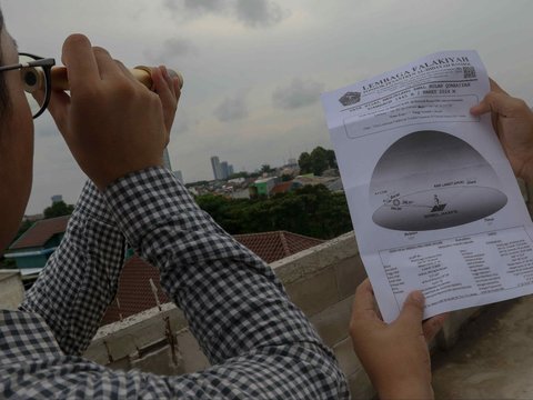 FOTO: Potret Para Pemburu Hilal Awal Ramadan 1445 Hijriah di Atap di Masjid Al-Musyari'in