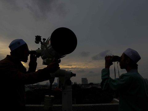 FOTO: Potret Para Pemburu Hilal Awal Ramadan 1445 Hijriah di Atap di Masjid Al-Musyari'in