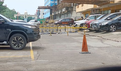 Sementara suami korban EA dan anak laki-lakinya JWA hanya menunggu di luar klenteng. Tak lama kemudian, mereka bergerak ke lokasi bunuh diri. 