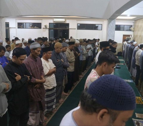Jemaah Muhammadiyah  melaksanakan Salat Tarawih pertama di Masjid Raya Uswatun Hasanah, Cengkareng, Jakarta, Minggu (10/3/2024). Foto: Liputan6.com / herman Zakharia<br>