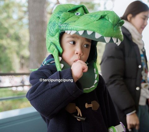 11 Potret OOTD Rayyanza 'Cipung' di Jepang Selalu Modis dengan Barang Branded, Pakai Topi Dinosaurus Gemas Abis