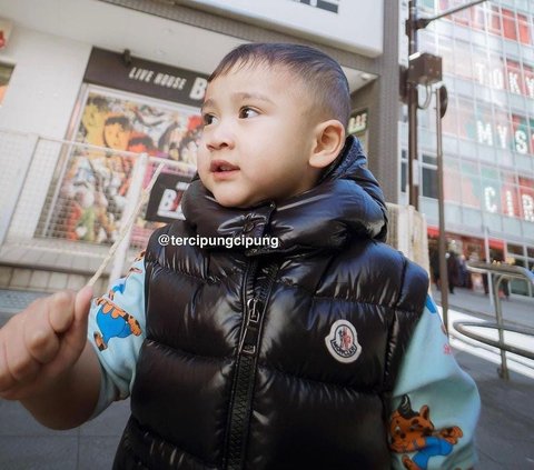 11 Potret OOTD Rayyanza 'Cipung' di Jepang Selalu Modis dengan Barang Branded, Pakai Topi Dinosaurus Gemas Abis