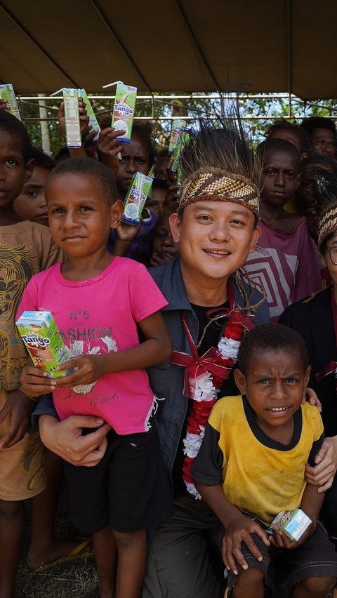 Potret Bobon saat sedang jalani program Kuali Merah Putih (KMP) di salah satu desa di Papua. <br>