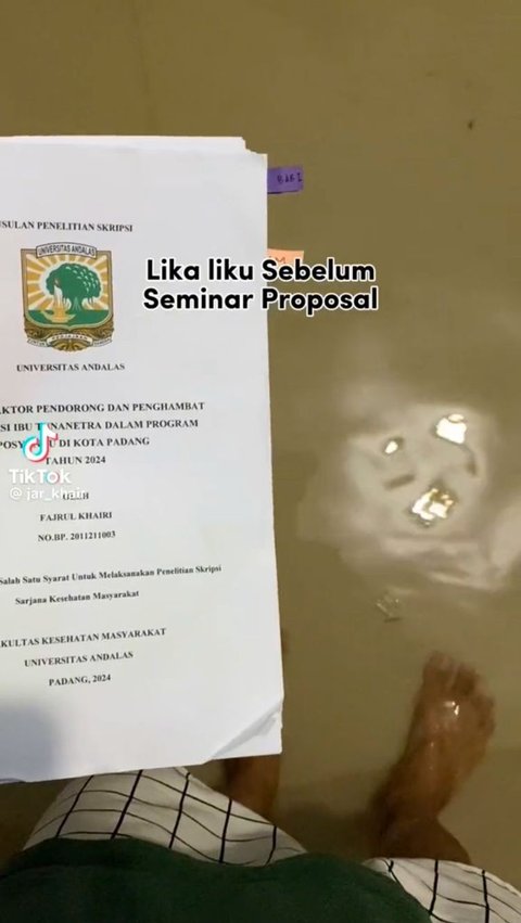 Viral Perjuangan Mahasiswa yang Kebanjiran saat Hendak Seminar Proposal, Dapat Pujian Dosen Penguji