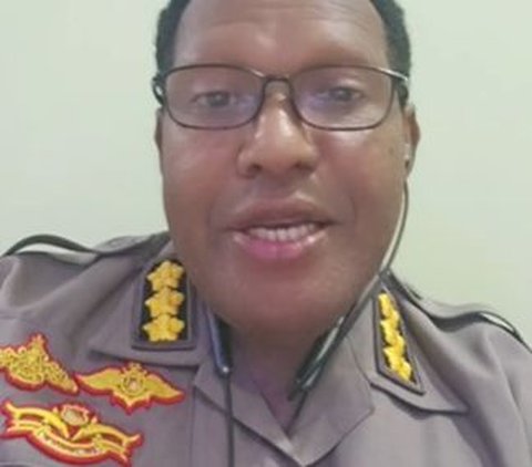 Auditor Kepolisian Madya TK.III Itwasda Polda Papua Kombes Pol Andi Yoseph Enoch berikan penjelasan tentang bet dan brevet yang ada di seragamnya.