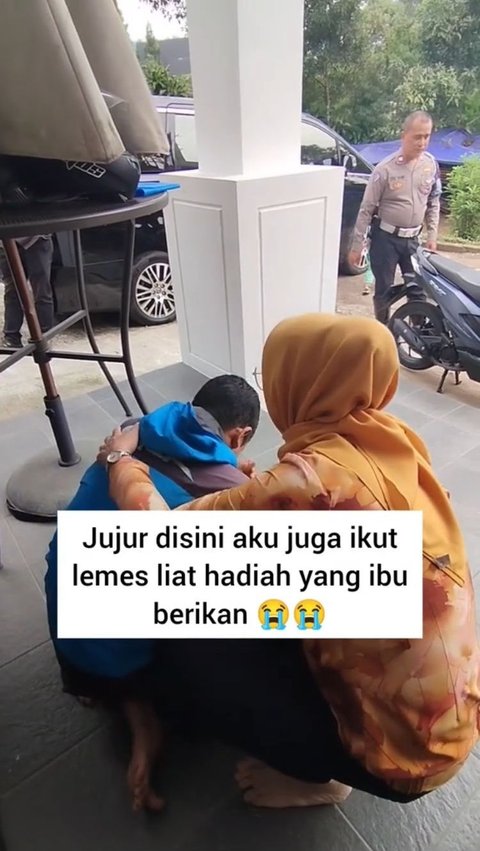 Ayah satu anak ini pun menangis di depan motor yang akan jadi miliknya ini. Sementara ibu baik hati yang memberikannya tampak menenangkan driver ojol tersebut.