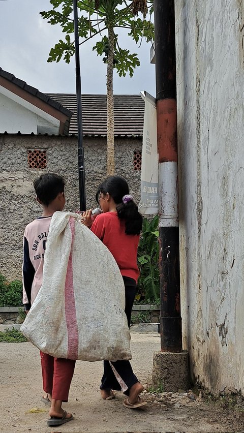 Momen Prabowo Bertemu Bocah SD yang Dibully Gegara Cari Rongsokan, Beri Rumah dan Ladang Ternak<br>