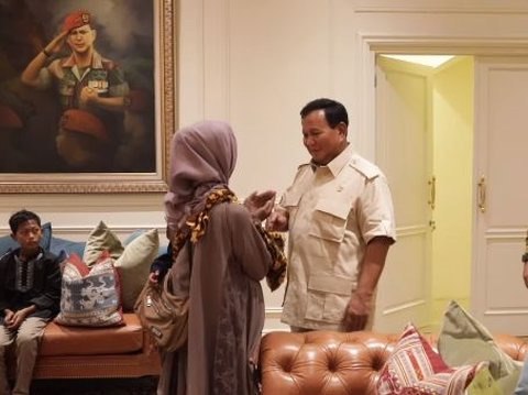 Prabowo's Moment Meeting the Elementary School Kid who was Bullied for Collecting Scrap, Providing a House and Livestock Farm