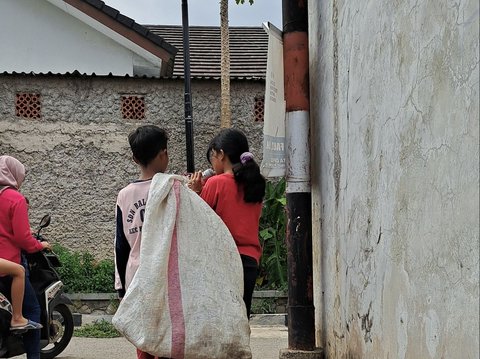 Prabowo's Moment Meeting the Elementary School Kid who was Bullied for Collecting Scrap, Providing a House and Livestock Farm