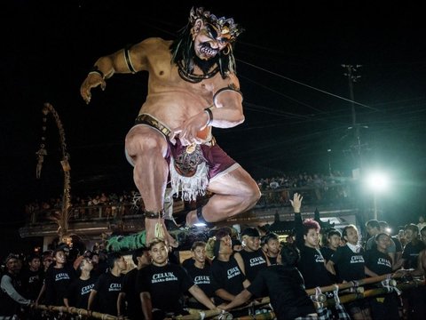 FOTO: Parade Ogoh-Ogoh Menyambut Nyepi hingga Paling Ekstrem Lukat Geni Meriahkan Sejumlah Kota Besar di Indonesia