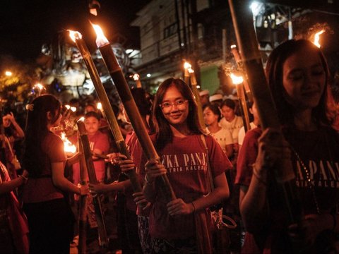 FOTO: Parade Ogoh-Ogoh Menyambut Nyepi hingga Paling Ekstrem Lukat Geni Meriahkan Sejumlah Kota Besar di Indonesia