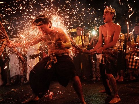 FOTO: Parade Ogoh-Ogoh Menyambut Nyepi hingga Paling Ekstrem Lukat Geni Meriahkan Sejumlah Kota Besar di Indonesia