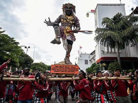 FOTO: Parade Ogoh-Ogoh Menyambut Nyepi hingga Paling Ekstrem Lukat Geni Meriahkan Sejumlah Kota Besar di Indonesia