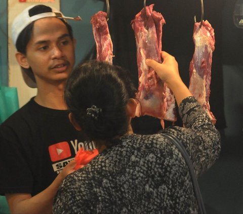 Menjelang puasa Ramadan, sejumlah bahan kebutuhan konsumsi merangkak naik.<br><br>Salah satunya harga daging sapi mengalami kenaikan di sejumlah pasar tradisional di Jakarta. Foto: merdeka.com / Imam Buhori