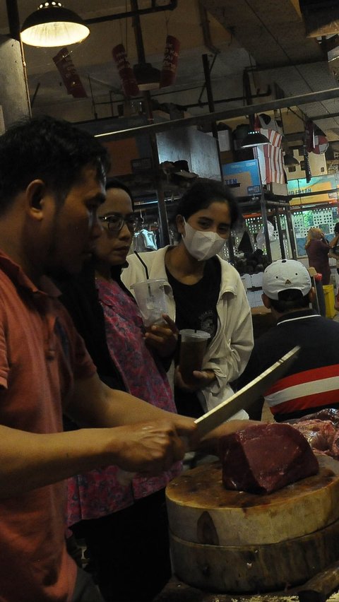 Salah satunya adalah pedagang daging di Pasar Senen, Jakarta, Senin (11/3/2023) mengaku harga daging mengalami lonjakan. Foto: merdeka.com / Imam Buhori
