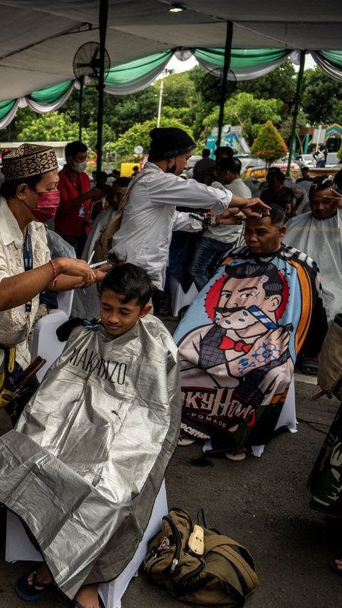 Kegiatan potong rambut massal ini diikuti semua kalangan baik orang dewasa hingga anak-anak. Foto: AFP / Juni Kriswanto