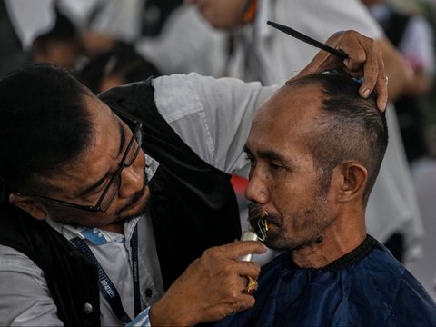 FOTO: Antusiasme Masyarakat Surabaya Ikut Potong Rambut Massal Menyambut Ramadan