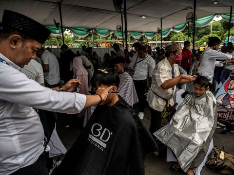 FOTO: Antusiasme Masyarakat Surabaya Ikut Potong Rambut Massal Menyambut Ramadan