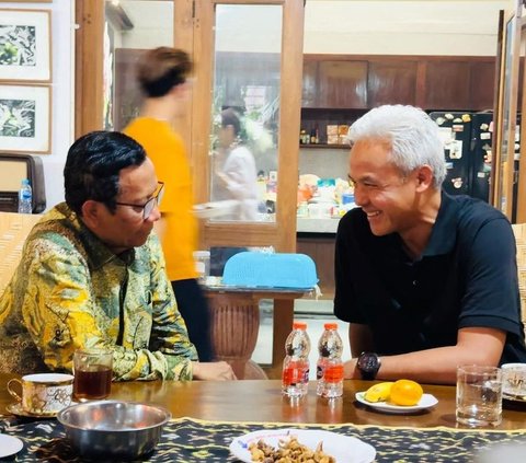 Calon wakil presiden (cawapres) nomor urut 3, Mahfud MD mengunggah foto di akun instagram pribadinya @mohmahfudmd makan bersama capres nomor urut 3, Ganjar Pranowo.