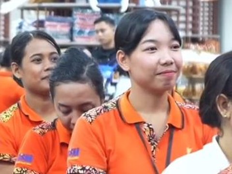 Owner of Krisna Bali Souvenir Shop Gives Employees Bonus More Than 1 Month's Salary and a Trip Abroad