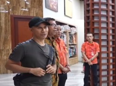 Owner of Krisna Bali Souvenir Shop Gives Employees Bonus More Than 1 Month's Salary and a Trip Abroad