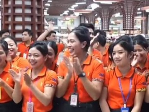 Owner of Krisna Bali Souvenir Shop Gives Employees Bonus More Than 1 Month's Salary and a Trip Abroad