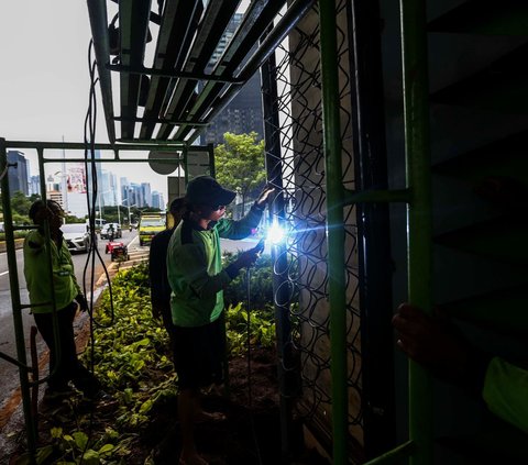 FOTO: Petugas Percantik Taman Vertikal di Kawasan Sudirman Jakarta