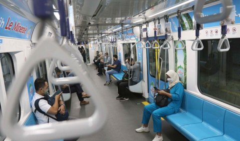 MRT Jakarta juga mengingatkan, minum air mineral dan makan kurma hanya boleh dilakukan saat waktu berbuka puasa.