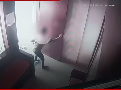 The Moment a Leopard Enters a House, the Calm Action of a Child Saving Himself Becomes the Spotlight