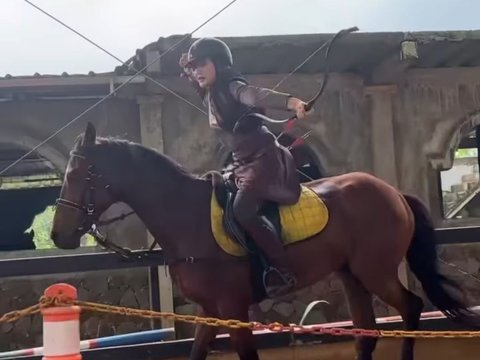 Keren! 10 Potret Zaskia Sungkar Berkuda Sambil Memanah, Aksinya Banjir Pujian