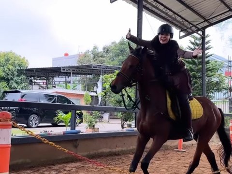 Keren! 10 Potret Zaskia Sungkar Berkuda Sambil Memanah, Aksinya Banjir Pujian