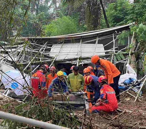 Dua orang tertimbun longsor di lokasi wisata HeHa Waterfall Puncak, Desa Cibeureum, Kecamatan Cisarua, Kabupaten Bogor, Senin (11/3) pagi.