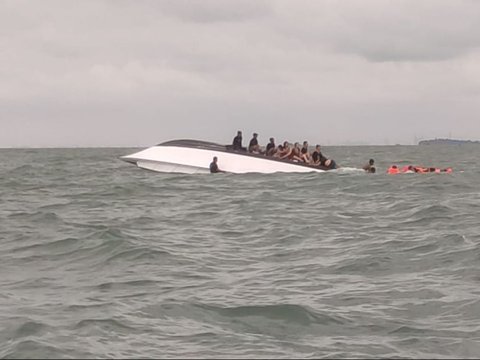 Kronologi Speed Boat Bawa Puluhan Penumpang Terbalik usai Terjang Ombak Tinggi di Laut Pulau Seribu