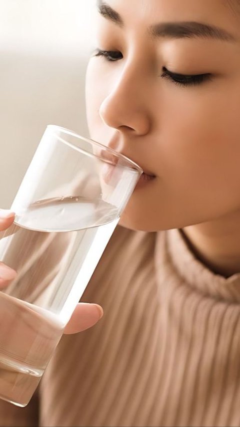 Jangan lupa untuk tetap minum air putih dalam jumlah yang cukup untuk menjaga tubuh tetap terhidrasi sepanjang hari.