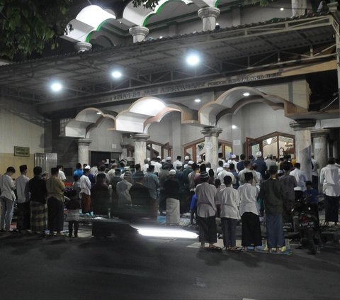 Malam pertama bulan suci Ramadan 1445 Hijriah, masjid-masjid di Jakarta dipadati umat Muslim yang antusias melaksanakan salat tarawih berjemaah. Suasana di dalam masjid pun begitu khidmat dan penuh kekhusyukan. Foto: merdeka.com / Imam Buhori<br>