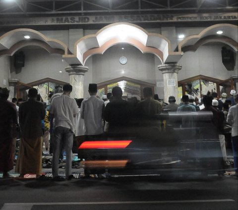 FOTO: Kepadatan Masjid di Jakarta yang Penuh Kekhusyukan Umat Muslim Melaksanakan Salat Tarawih di Malam Pertama Ramadan 1445 Hijriah