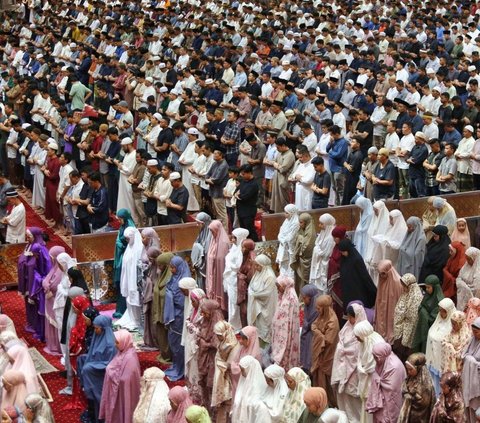 Hari pertama salat tarawih, Masjid Istiqlal dipenuhi umat muslim dari dalam maupun luar Kota Jakarta untuk melaksanakan salat tarawih pertama di bulan suci Ramadan 1445 Hijriah. Foto: Liputan6.com / Angga Yuniar