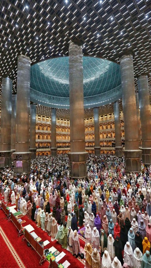 Terpantau ratusan umat Muslim tampak melaksanakan salat tarawih dengan penuh kekhusyukan di Masjid Istiqlal, Jakarta, Senin (11/3/2024) malam. Foto: Liputan6.com / Angga Yuniar