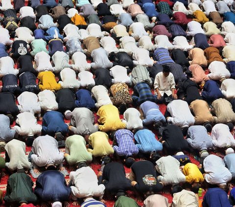 FOTO: Melihat Suasana Salat Tarawih Pertama Bulan Suci Ramadan 1445 H di Masjid Istiqlal, Jemaah dari Luar Jakarta Penuhi Shaf