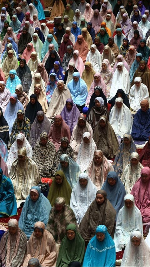 Suasana di dalam masjid begitu khidmat. Para jamaah berdiri berjajar, mengikuti gerakan imam yang memimpin salat tarawih. Foto: Liputan6.com / Angga Yuniar<br>