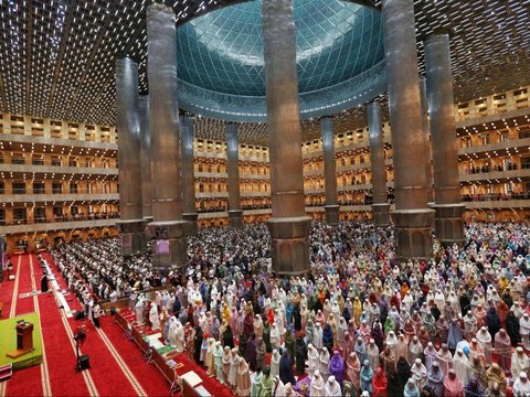 FOTO: Melihat Suasana Salat Tarawih Pertama Bulan Suci Ramadan 1445 H di Masjid Istiqlal, Jemaah dari Luar Jakarta Penuhi Shaf