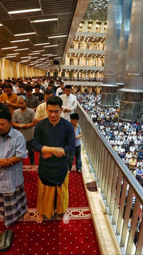 FOTO: Melihat Suasana Salat Tarawih Pertama Bulan Suci Ramadan 1445 H di Masjid Istiqlal, Jemaah dari Luar Jakarta Penuhi Shaf