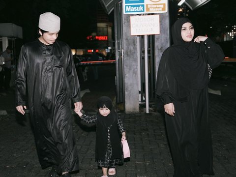 Penampilan Atta Halilintar dan Aurel di Tarawih Hari Pertama, Ngajak Ameena Lucu Banget Gayanya